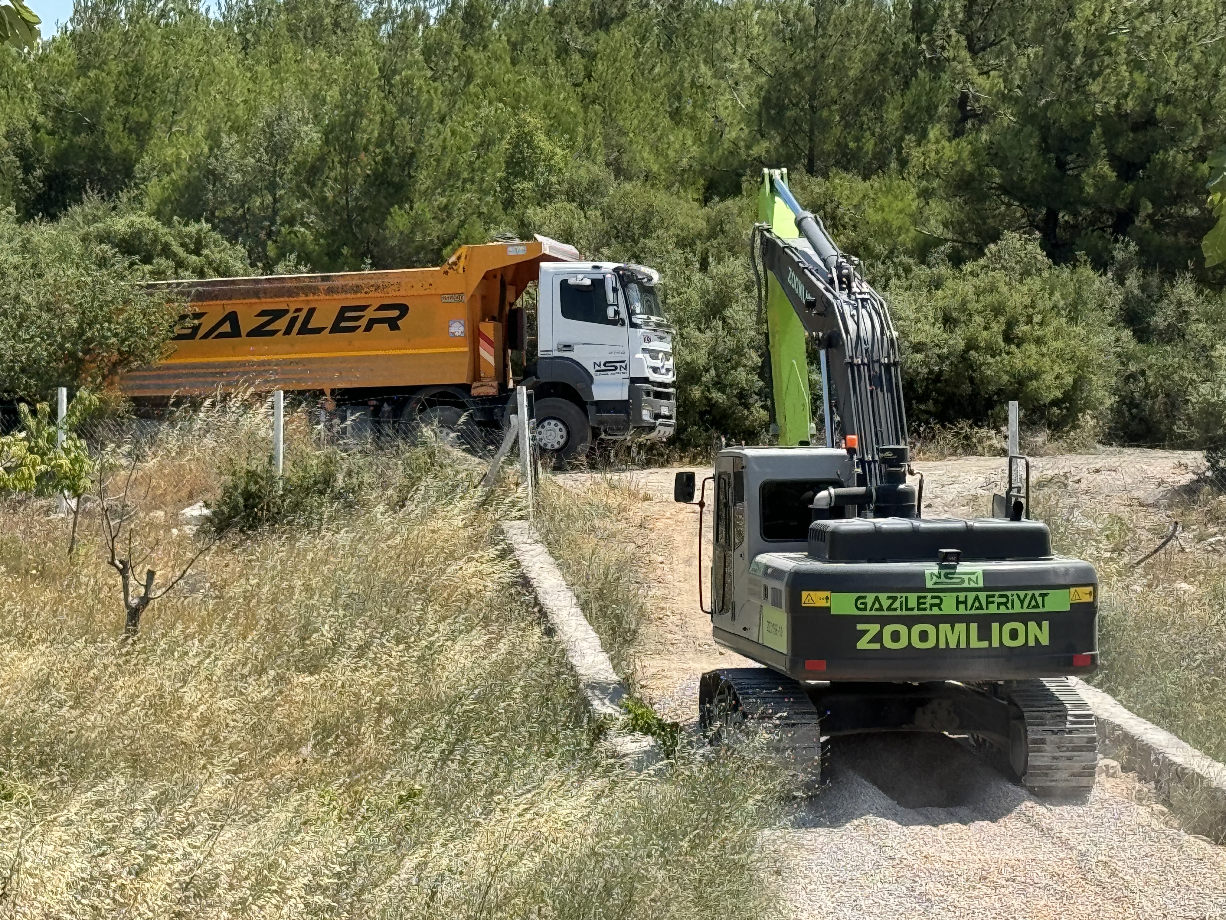 Bina Yıkım Projesi - İzmir'de ekskavatör ile güvenli yıkım çalışması